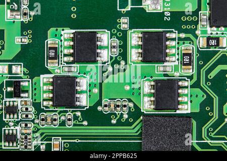 Gros plan des puces d'ordinateur sur une partie de la carte de circuit imprimé électronique Banque D'Images