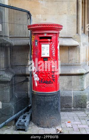 Boîte postale royale rouge vintage emblématique recouverte de graffiti à Bristol, Avon, Royaume-Uni, le 22 avril 2023 Banque D'Images