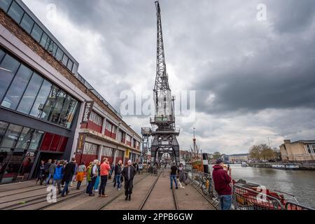 Grue électrique historique au quai flottant de Bristol Harports à Bristol, Avon, Royaume-Uni, le 22 avril 2023 Banque D'Images