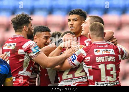 Ethan Havard #16 de Wigan Warriorscelebrate son trylors de la Super League Round 10 Match Wigan Warriors vs Wakefield Trinity au DW Stadium, Wigan, Royaume-Uni, 23rd avril 2023 (photo de Craig Thomas/News Images) Banque D'Images