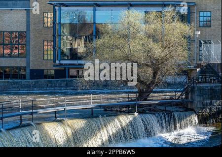 Cascade dans le paysage industriel historique au printemps à Norrköping, en Suède Banque D'Images