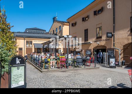 Au printemps, à Norrköping, en Suède, vous pourrez prendre un café au soleil dans le quartier historique de Knäppingsborg. Banque D'Images