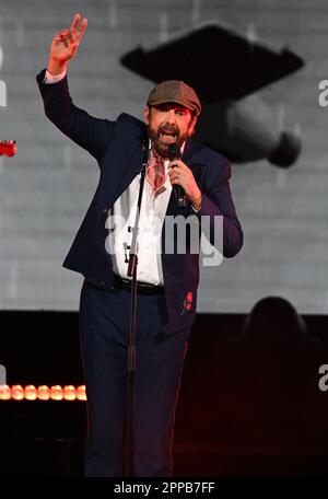 Sunrise FL, États-Unis. 22nd avril 2023. Juan Luis Guerra se produit lors de la visite entre Mar y Palmeras au stade FLA Live Arena sur 22 avril 2023 à Sunrise, en Floride. Crédit : Mpi04/Media Punch/Alamy Live News Banque D'Images