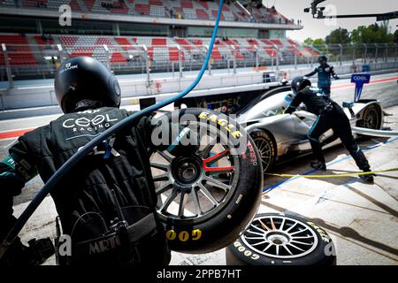 Montmelo, Espagne. 23rd avril 2023. Pneu, pneu changeant pendant les 4 heures de Barcelone 2023, 1st tour de la série européenne le Mans 2023 sur le circuit de Barcelone-Catalunya de 21 avril à 23, 2023 à Montmelo, Espagne - photo Paulo Maria/DPPI crédit: DPPI Media/Alay Live News Banque D'Images