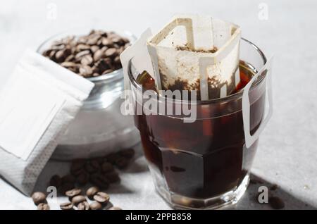 Sac de café égouttoir dans une tasse, Coffee Trend, méthode rapide de préparation du café moulu à l'aide du filtre de type papier Banque D'Images