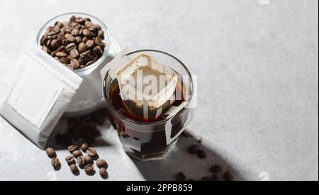 Sac de café égouttoir dans une tasse, Coffee Trend, méthode rapide de préparation du café moulu à l'aide du filtre de type papier Banque D'Images