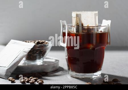 Sac de café égouttoir dans une tasse, Coffee Trend, méthode rapide de préparation du café moulu à l'aide du filtre de type papier Banque D'Images