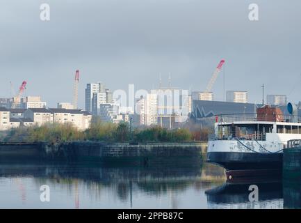 Bateau à vapeur amarré sur la rivière Clyde et activité de construction en arrière-plan Banque D'Images