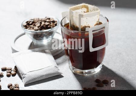 Sac de café égouttoir dans une tasse, Coffee Trend, méthode rapide de préparation du café moulu à l'aide du filtre de type papier Banque D'Images