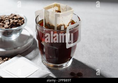 Sac de café égouttoir dans une tasse, Coffee Trend, méthode rapide de préparation du café moulu à l'aide du filtre de type papier Banque D'Images