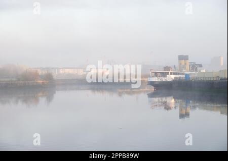 Bateau à vapeur amarré sur la rivière Clyde et activité de construction en arrière-plan Banque D'Images