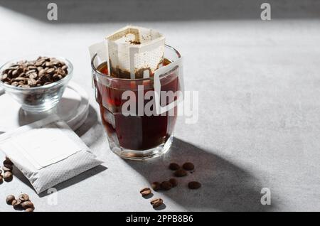 Sac de café égouttoir dans une tasse, Coffee Trend, méthode rapide de préparation du café moulu à l'aide du filtre de type papier Banque D'Images