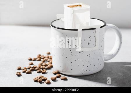 Sac de café égouttoir dans une grande tasse, Coffee Trend, méthode rapide de préparation du café moulu à l'aide du filtre de type papier Banque D'Images