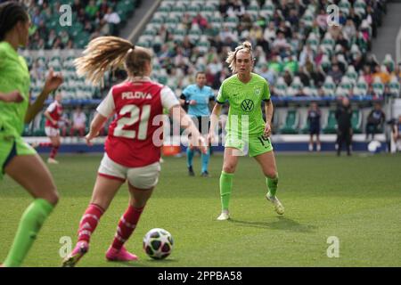 Wolfsburg, Allemagne. 23rd avril 2023. Wolfsburg, Allemagne, 23 avril 2023 : Jill Roord ( 14 Wolfsburg ) lors du quart de finale de la Ligue des champions des femmes de l'UEFA entre le VFL Wolfsburg et l'Arsenal FC à l'arène Volkswagen à Wolfsburg, en Allemagne. (Julia Kneissl/SPP) crédit: SPP Sport presse photo. /Alamy Live News Banque D'Images