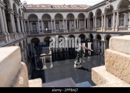 Milan, Italie. 22nd avril 2023. Fuorisalone Milan Design week - une vue d'ensemble de l'installation "la santé par l'eau" par le fabricant allemand Grohe Spa à Pinacoteca di Brera, quartier de Brera. Credit: MAURO DALLA POZZA/Alamy Live News Banque D'Images