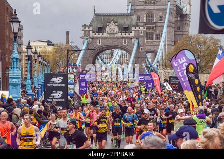 Londres, Royaume-Uni. 23rd avril 2023. Des milliers de coureurs passent à travers le Tower Bridge lors du marathon de Londres 2023. Crédit : SOPA Images Limited/Alamy Live News Banque D'Images
