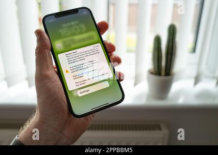 Message texte d'urgence gouvernemental affiché sur le téléphone mobile d'une personne. Cette alerte est un test gouvernemental à l'échelle du Royaume-Uni pour les situations d'urgence futures. Banque D'Images