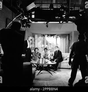 CHARLES LANE PHYLLIS KIRK comme Nora Charles PETER LAWFORD comme Nick Charles ASTA le chien et ANTHONY WARDE sur le plateau Candid avec l'équipage pendant le tournage de la saison 1 Episode 7 DES MEURTRES ACROSTIQUES réalisateur OSCAR RUDOLPH personnages créés par Dashiell Hammett Histoire et téléplay Phil Davis et Charles Hoffman ont été diffusés sur 1 novembre 1957 de LA série de télévision Thin MAN 1957 - 1959 Clarington Productions / MGM Television / National Broadcasting Company (NBC) Banque D'Images