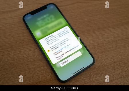 Message texte d'urgence gouvernemental affiché sur le téléphone mobile d'une personne. Cette alerte est un test gouvernemental à l'échelle du Royaume-Uni pour les situations d'urgence futures. Banque D'Images