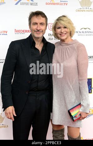 Guido Brosscheit und Barbara Klein BEI der Verleihung der Goldenen sonne 2023 während der Sonnenklar.TV Gala im Wunderland Kalkar. Kalkar, 22.04.2023 Banque D'Images