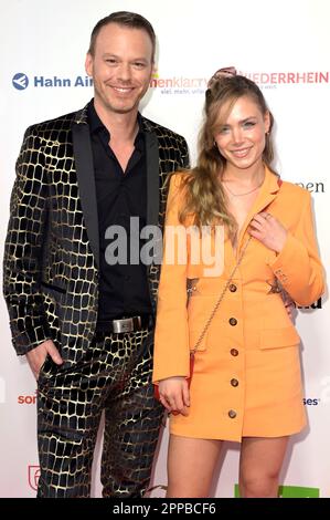 Marie Wegener mit Christian Ehrlich BEI der Verleihung der Goldenen sonne 2023 während der Sonnenklar.TV Gala im Wunderland Kalkar. Kalkar, 22.04.2023 Banque D'Images