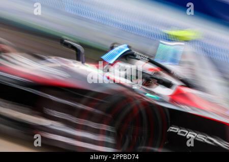 Berlin, Allemagne. 23rd avril 2023. Berlin, Allemagne. 23rd avril 2023. 13 DA COSTA Antonio Felix (prt), TAG HAUER Porsche Formula E Team, Porsche 99X Electric, action pendant l'ePrix de Berlin 2023, 6th réunion du Championnat du monde de Formule E de la FIA ABB 2022-23, sur le circuit de rue de l'aéroport Tempelhof de 21 avril à 23, 2023 à Berlin, Allemagne - photo Eric Alonso/DPPI crédit: DPPI Media/Alay Live News Banque D'Images