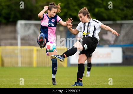 Londres, Royaume-Uni. 23rd avril 2023. Action pendant le match de la première ligue des femmes de la région de Londres et du Sud-est entre Dulwich Hamlet et Dartford au stade Champion Hill. Crédit : Liam Asman/Alay Live News Banque D'Images