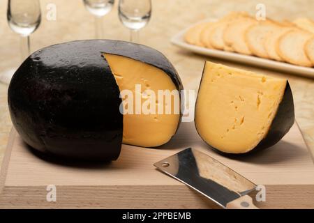 Fromage corsendonk belge entier et gros plan sur une planche à découper Banque D'Images