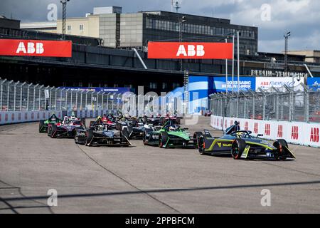 Berlin, Allemagne. 23rd avril 2023. Motorsport: Formule E: Berlin E-Prix à Tempelhofer Feld, course: Le terrain sur la piste. Credit: Fabian Sommer/dpa/Alay Live News Banque D'Images