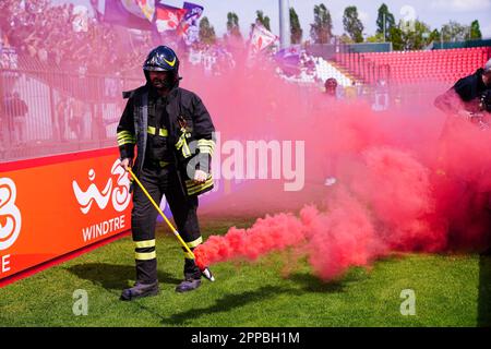 Monza, Italie. 23rd avril 2023. Monza, Italie. 23rd avril 2023. Un pompier ramasse une bombe à fumée lancée par des fans au bord du terrain pendant le championnat italien Serie Un match de football entre AC Monza et ACF Fiorentina sur 23 avril 2023 au stade U-Power de Monza, Italie - Credit: Luca Rossini/E-Mage/Alay Live News Credit: Luca Rossini/E-Mage/Alamy Live News crédit: Luca Rossini/E-Mage/Alamy Live News Banque D'Images