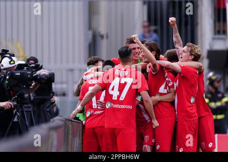 Monza, Italie. 23rd avril 2023. Monza, Italie. 23rd avril 2023. L'équipe (AC Monza) célèbre le but de Matteo Pessina (AC Monza) lors du championnat italien Serie Un match de football entre AC Monza et ACF Fiorentina sur 23 avril 2023 au stade U-Power de Monza, Italie - Credit: Luca Rossini/E-Mage/Alay Live News Credit: Luca Rossini/E-Mage/Alamy Live News Credit: Luca Rossini/E-Mage/Alamy Live News Banque D'Images