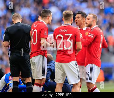 Londres, Royaume-Uni. 23rd avril 2023. Les joueurs de Manchester United ont une conversation à mi-match lors de la demi-finale de la coupe Emirates FA Brighton et Hove Albion vs Manchester United au stade Wembley, Londres, Royaume-Uni, 23rd avril 2023 (photo de Conor Molloy/News Images) à Londres, Royaume-Uni le 4/23/2023. (Photo de Conor Molloy/News Images/Sipa USA) crédit: SIPA USA/Alay Live News Banque D'Images