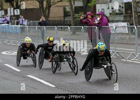 Londres, Royaume-Uni. 23rd avril 2023. TCS London Marathon - course de fauteuil roulant pour femmes, The Highway, Londres. Crédit : Simon Balson/Alamy Live News Banque D'Images