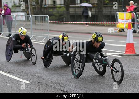 Londres, Royaume-Uni. 23rd avril 2023. TCS London Marathon - course de fauteuil roulant pour femmes, The Highway, Londres. Crédit : Simon Balson/Alamy Live News Banque D'Images