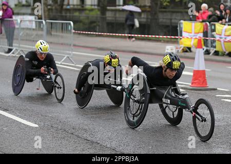 Londres, Royaume-Uni. 23rd avril 2023. TCS London Marathon - course de fauteuil roulant pour femmes, The Highway, Londres. Crédit : Simon Balson/Alamy Live News Banque D'Images