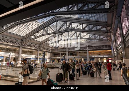 New York, NY - Etats-Unis - 14 avril 2023 vue horizontale des personnes alignées pour un train au Moynihan train Hall, un agrandissement de la gare de Pennsylvanie, t Banque D'Images