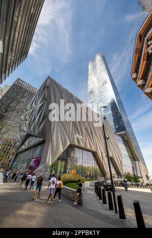 New York, NY - Etats-Unis - 14 avril 2023 vue verticale de l'emblématique Shed, anciennement connu sous le nom de Shed culturel et Hudson yards Cultural Shed. Un centre culturel Banque D'Images