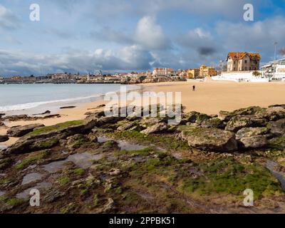Cascais, Portugal - Jan, 2019: Vide idyllique sable Praia do Ribeiro à Cascais pendant l'écoulement. Europe Banque D'Images