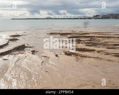 Cascais, Portugal - Jan, 2019: Vide idyllique sable Praia do Ribeiro à Cascais pendant l'écoulement. Europe Banque D'Images
