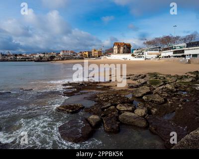 Cascais, Portugal - Jan, 2019: Vide idyllique sable Praia do Ribeiro à Cascais pendant l'écoulement. Europe Banque D'Images