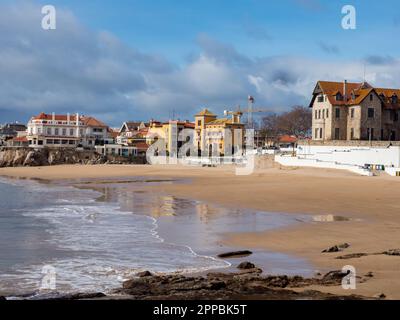Cascais, Portugal - Jan, 2019: Vide idyllique sable Praia do Ribeiro à Cascais pendant l'écoulement. Europe Banque D'Images