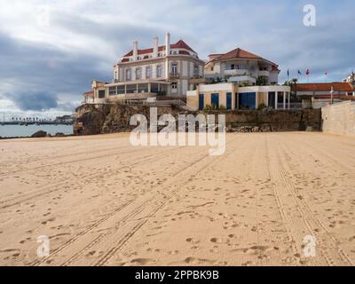 Cascais, Portugal - Jan, 2019: Vide idyllique sable Praia do Ribeiro à Cascais pendant l'écoulement. Europe Banque D'Images