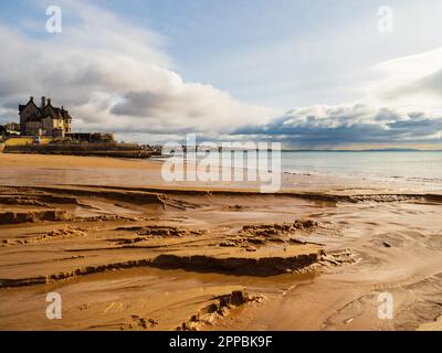 Cascais, Portugal - janvier 2019: Vide idyllique sable Praia do Ribeiro à Cascais avec de beaux motifs sur la prairie. Europe Banque D'Images