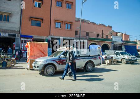 Vie urbaine, magasins et ateliers, marchés et vie commune dans les rues du Maroc. Personnes et professions Banque D'Images