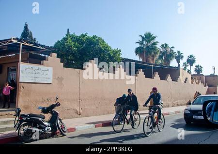Vie urbaine, magasins et ateliers, marchés et vie commune dans les rues du Maroc. Personnes et professions Banque D'Images