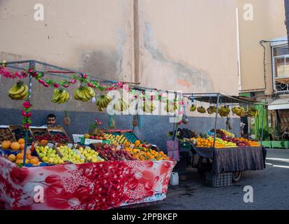 Vie urbaine, magasins et ateliers, marchés et vie commune dans les rues du Maroc. Personnes et professions Banque D'Images