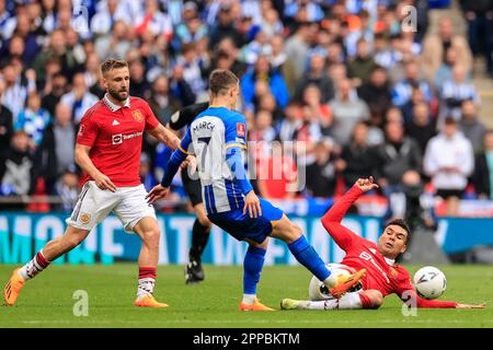 Londres, Royaume-Uni. 23rd avril 2023. Solly Mars #7 de Brighton & Hove Albion et Casemiro #18 de Manchester United bataille pour le ballon pendant le match demi-finale de la coupe Emirates FA Brighton et Hove Albion vs Manchester United au stade Wembley, Londres, Royaume-Uni, 23rd avril 2023 (photo de Conor Molloy/News Images) à Londres, Royaume-Uni le 4/23/2023. (Photo de Conor Molloy/News Images/Sipa USA) crédit: SIPA USA/Alay Live News Banque D'Images