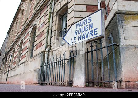 Ancien panneau français à Dieppe, en pierre avec inscription : Paris, Rouen, le Havre Banque D'Images