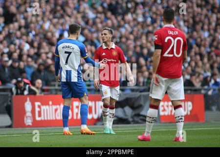 Londres, Royaume-Uni. 23rd avril 2023. Londres, 23 avril 2023 : Solly March of Brighton & Albion et Antony of Manchester se sont Unis dans une bataille de mots lors du match de mi-finale de la coupe FA entre Brighton Hove Albion et Manchester United au stade Wembley, Londres, Angleterre. (Pedro Soares/SPP) crédit: SPP Sport presse photo. /Alamy Live News Banque D'Images