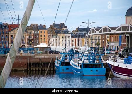 Bateaux de pêche bleus dans le port de Dieppe, Normandie, France Banque D'Images